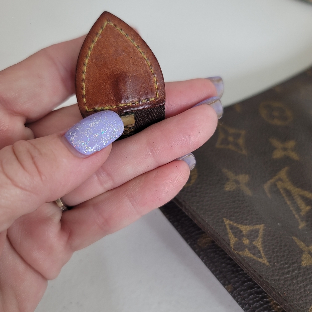 Louis Vuitton Monogram Large Pouch - Picture 3 of 8